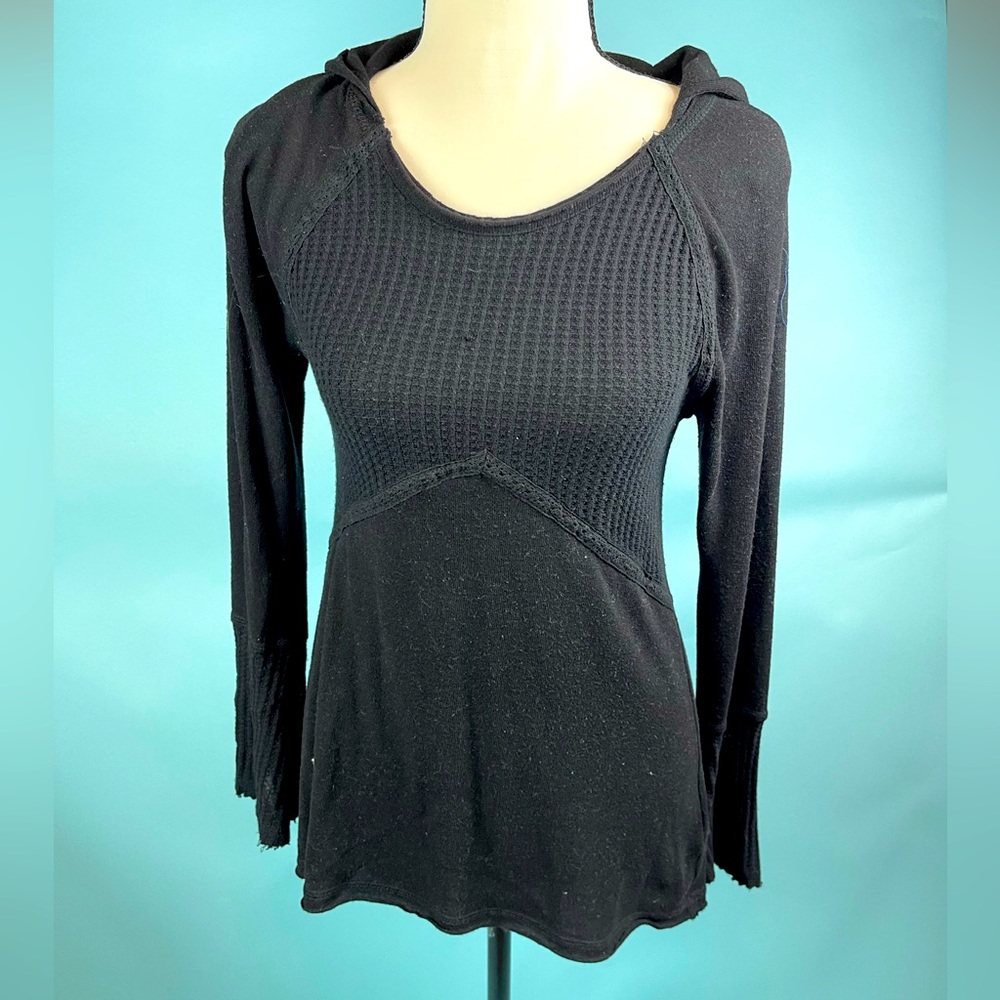 Light hooded long-sleeved shirt